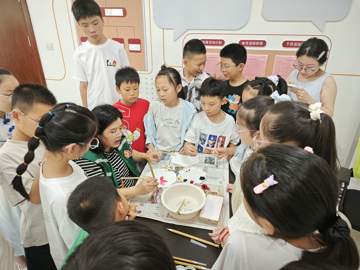 1752477667447809.jpg 法治大篷车开进未名社区 团扇绘莲2_副本.jpg