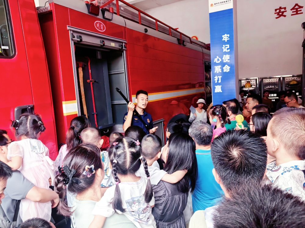 1752485650183106.jpg 7月13日,广西壮族自治区柳州市鱼峰区天湖社区关工小组联合辖区消防站开展“探秘消防站,安全记心间”主题参观活动1.jpg
