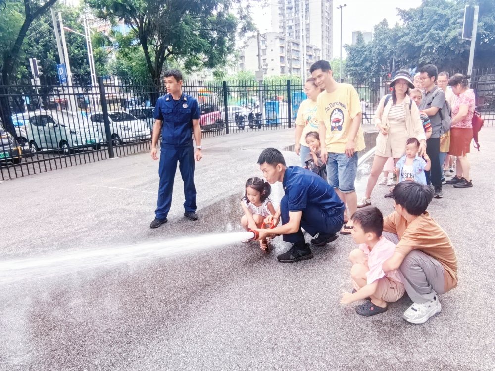 1752485668329726.jpg 7月13日,广西壮族自治区柳州市鱼峰区天湖社区关工小组联合辖区消防站开展“探秘消防站,安全记心间”主题参观活动3.jpg