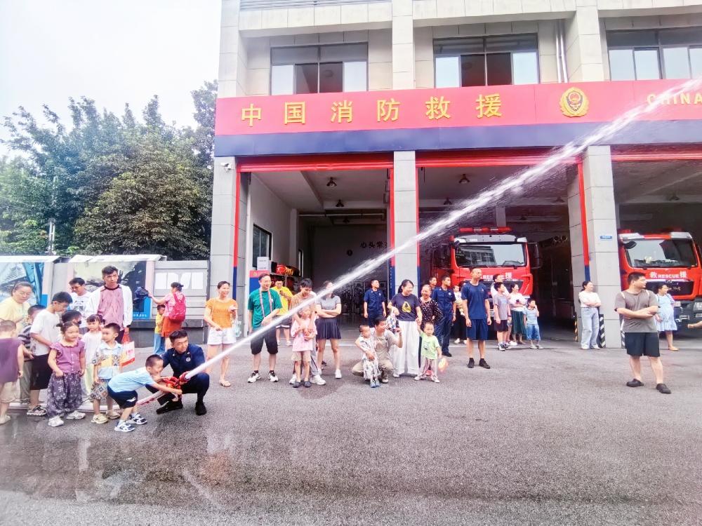 1752485676200606.jpg 7月13日,广西壮族自治区柳州市鱼峰区天湖社区关工小组联合辖区消防站开展“探秘消防站,安全记心间”主题参观活动4.jpg