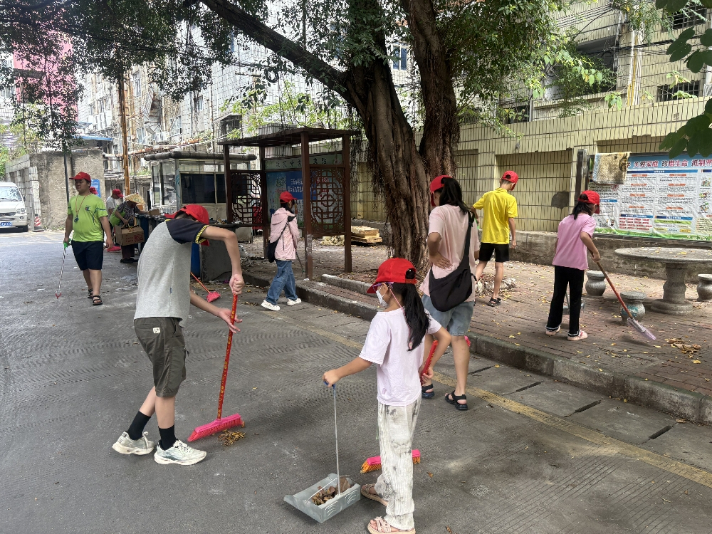 1752485811600211.jpg 清扫垃圾桶周边堆积垃圾.jpg