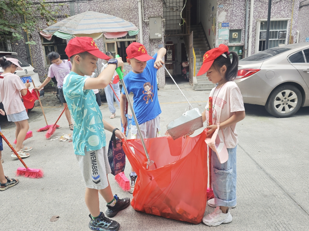 1752485822596321.jpg 青少年志愿者们清扫垃圾.jpg