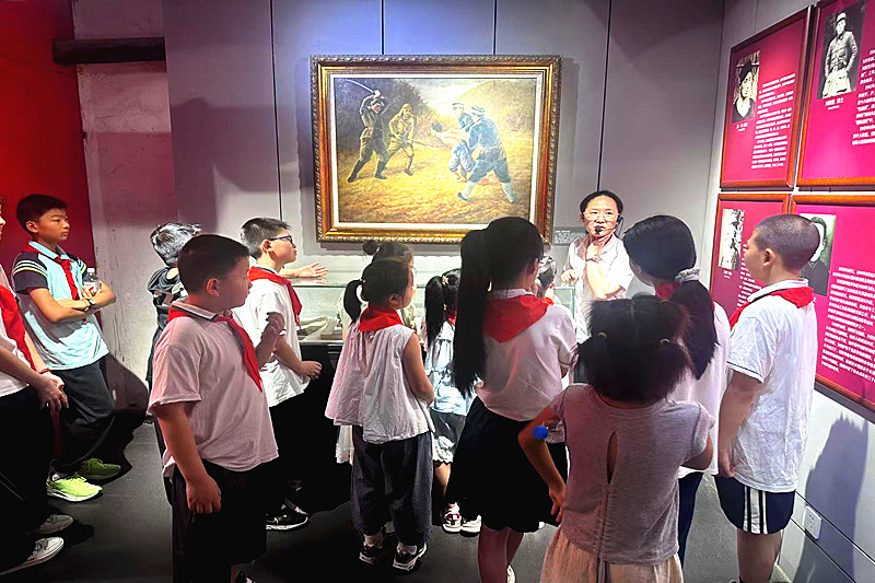 1752559621624650.jpg 宜兴市太华镇关工委联合组织苏浙皖毗邻青少年开展“寻访抗战印记”主题教育(4).jpg