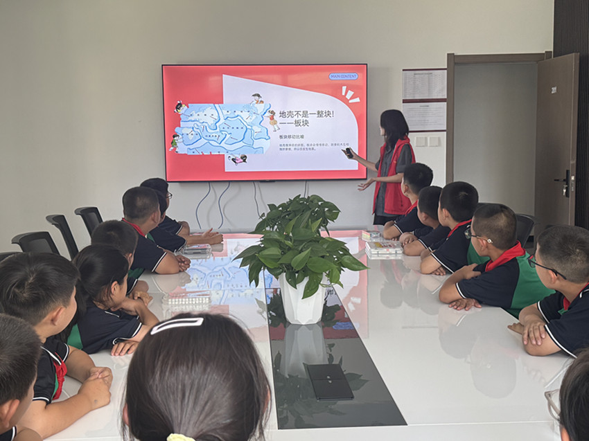 1752560420186970.jpg 西城街道新景四季东社区暑期安全教育活动照片1_副本.jpg