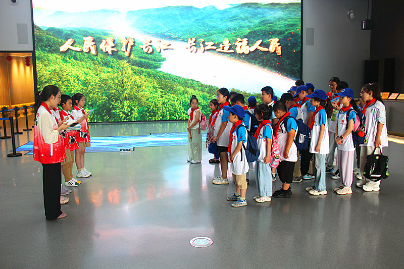 1752560463531002.jpg 江苏省南京市建邺区南苑街道兴达社区关工委组织青少年开展“生态滨江”主题参观活动(1).jpg