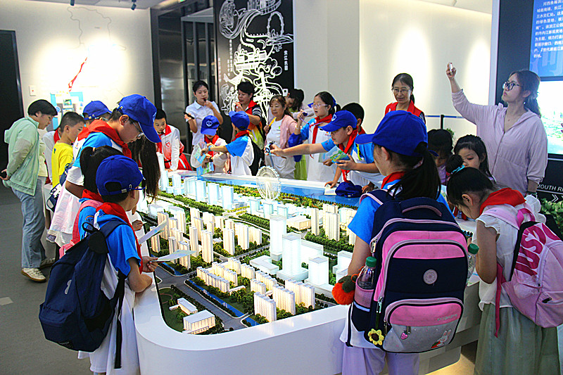 1752560482957648.jpg 江苏省南京市建邺区南苑街道兴达社区关工委组织青少年开展“生态滨江”主题参观活动(3).jpg