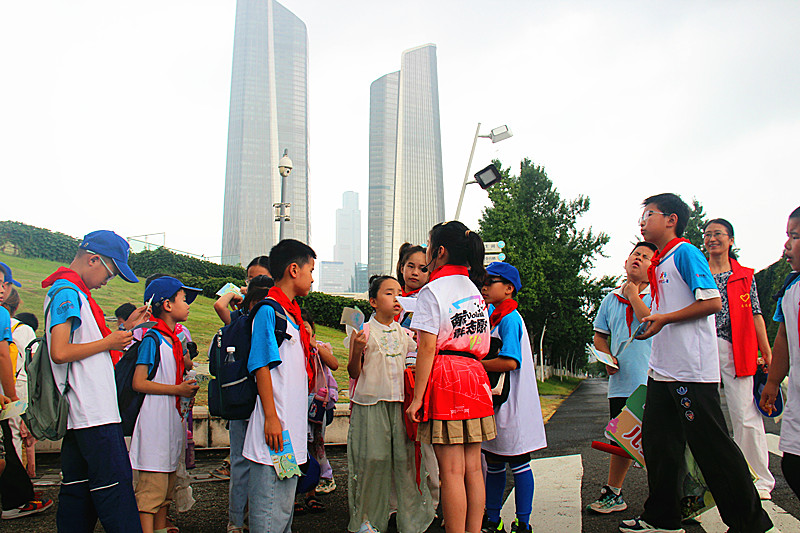 1752560528407569.jpg 江苏省南京市建邺区南苑街道兴达社区关工委组织青少年开展“生态滨江”主题参观活动(5).jpg