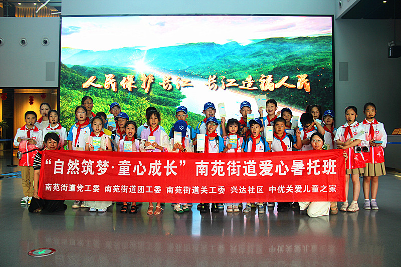 1752560535417772.jpg 江苏省南京市建邺区南苑街道兴达社区关工委组织青少年开展“生态滨江”主题参观活动(6).jpg