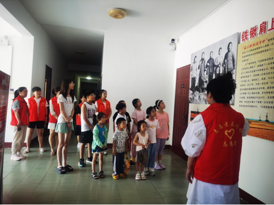 1752560720517796.png 大庆市红岗区创业街道平安社区关工小组开展“思想引领筑根基,家国情怀润童心”红色教育实践活动 (2).png