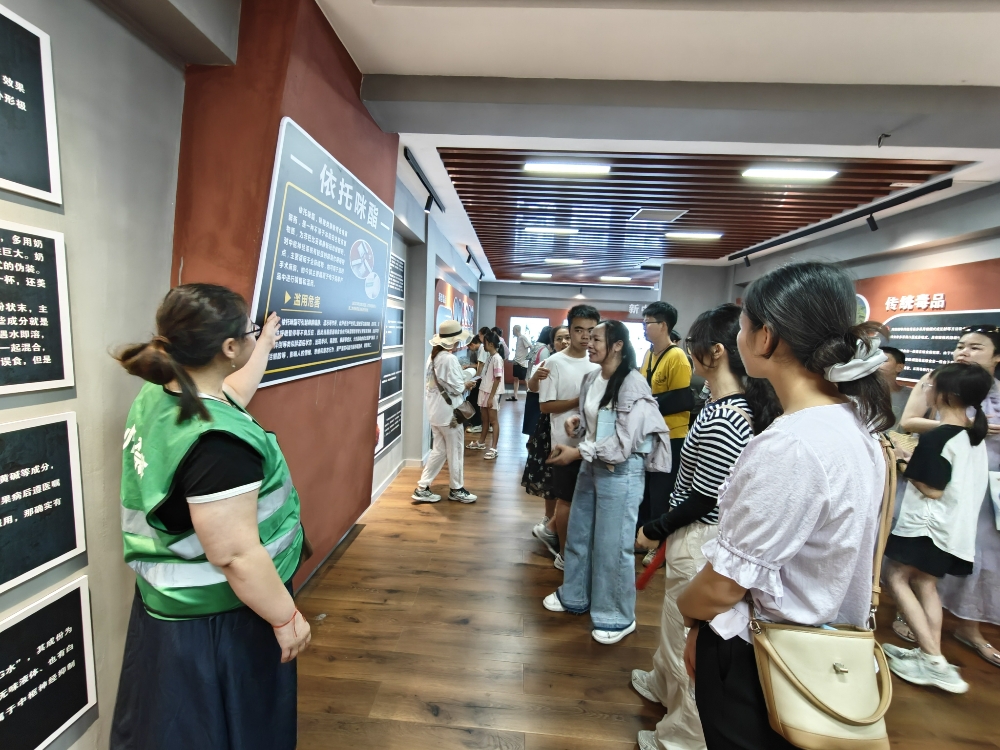 1752570850214800.jpg 广西柳州市鱼峰区红锋社区关工小组:“打卡”禁毒基地 上好暑期防毒课1.jpg
