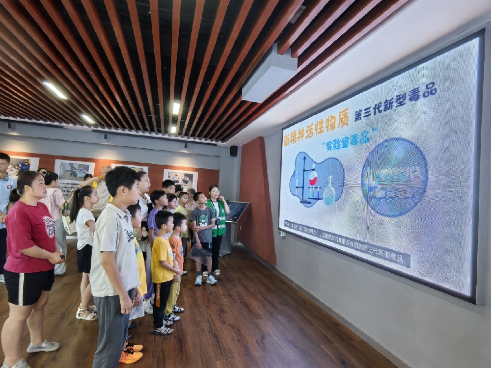 1752572405814309.jpg 大家一起通过视频学习禁毒知识.jpg