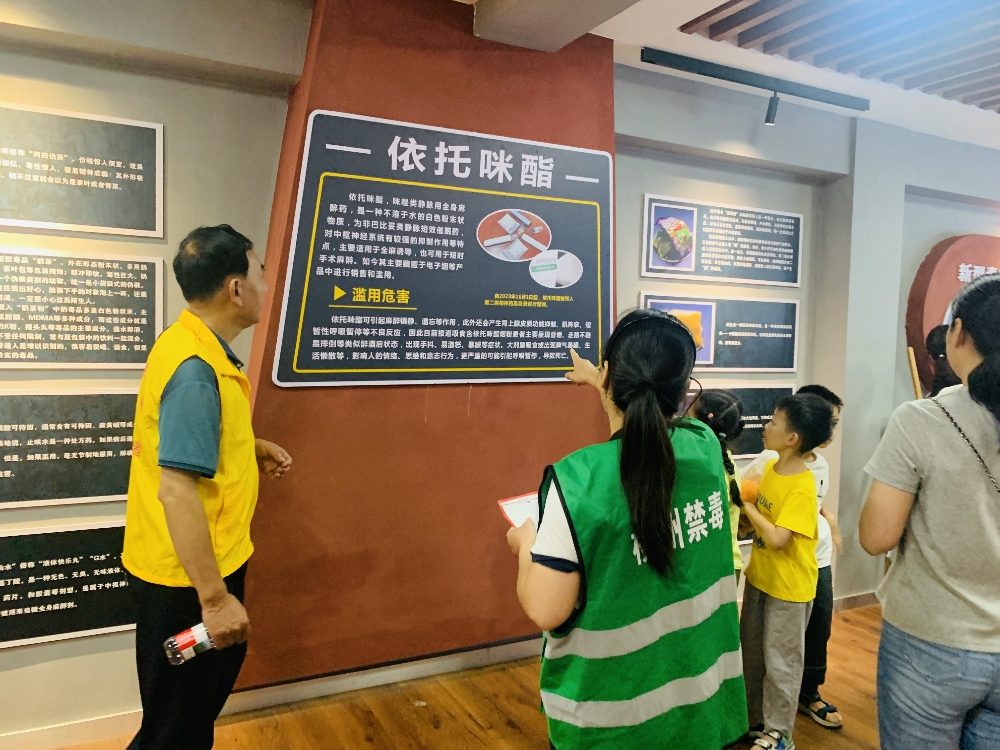 1752572424832206.jpg “五老”志愿者讲解识毒辨毒能力.jpg