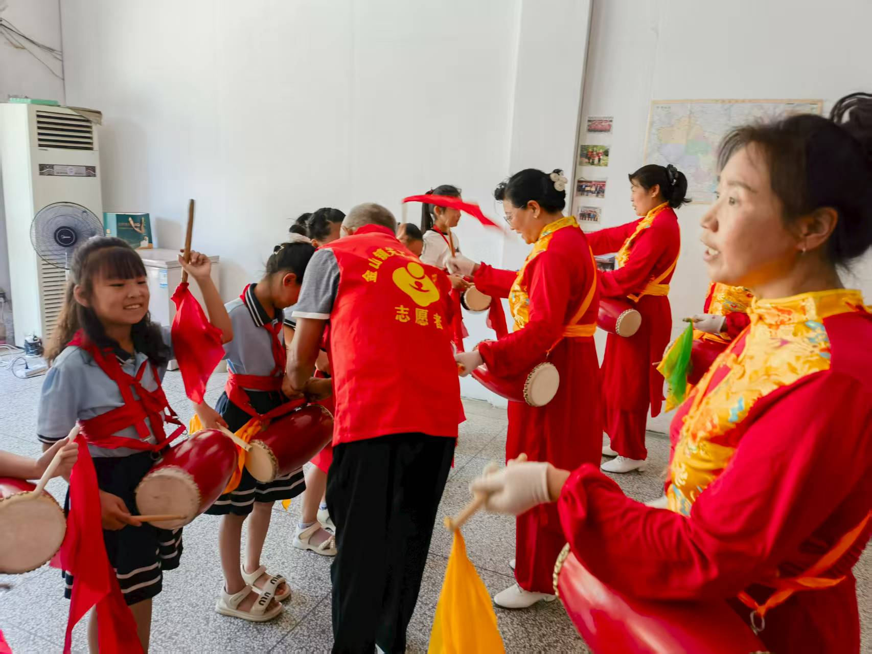 1752575105978281.jpg “五老”志愿者辅导孩子们打腰鼓20250714.jpg