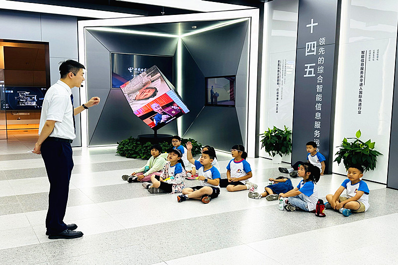 1752620240220973.jpg 江苏省南京市玄武区玄武门街道百子亭社区关工委组织青少年参观中国电信未来馆(1).jpg