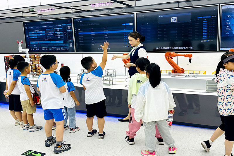 1752620258204161.jpg 江苏省南京市玄武区玄武门街道百子亭社区关工委组织青少年参观中国电信未来馆(3).jpg