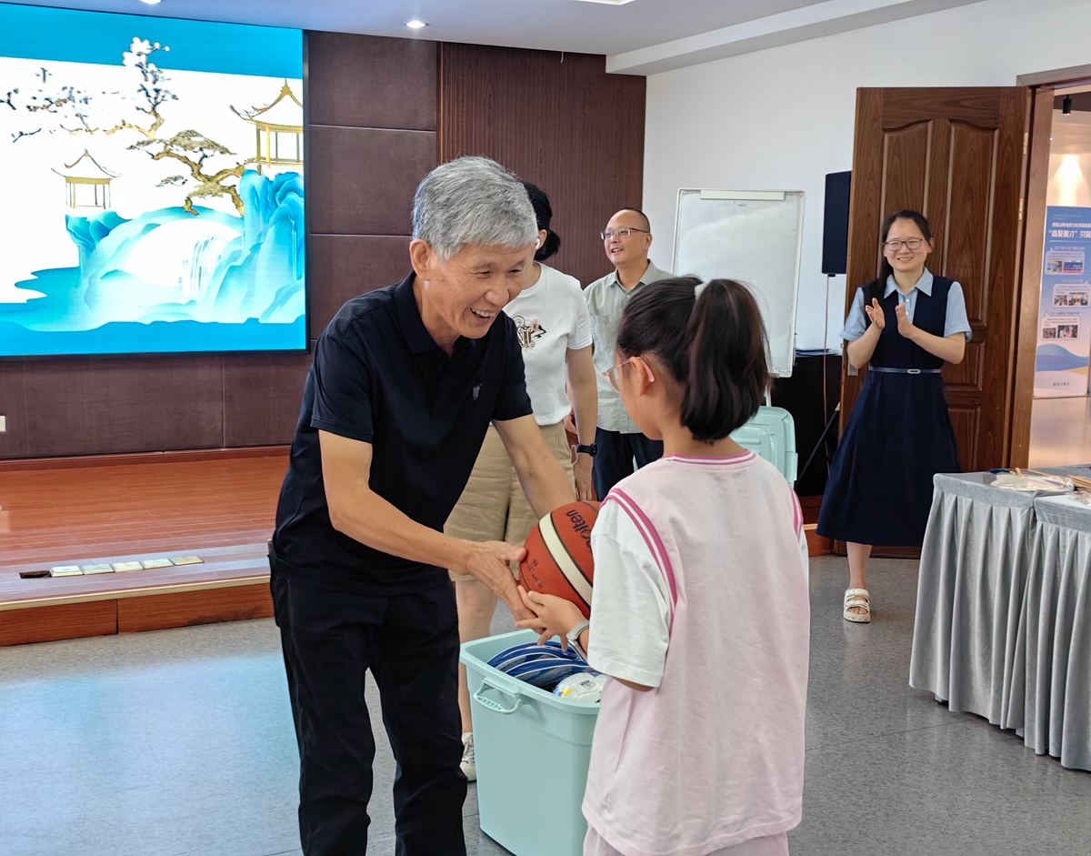 张根锡慰问2_副本.jpg