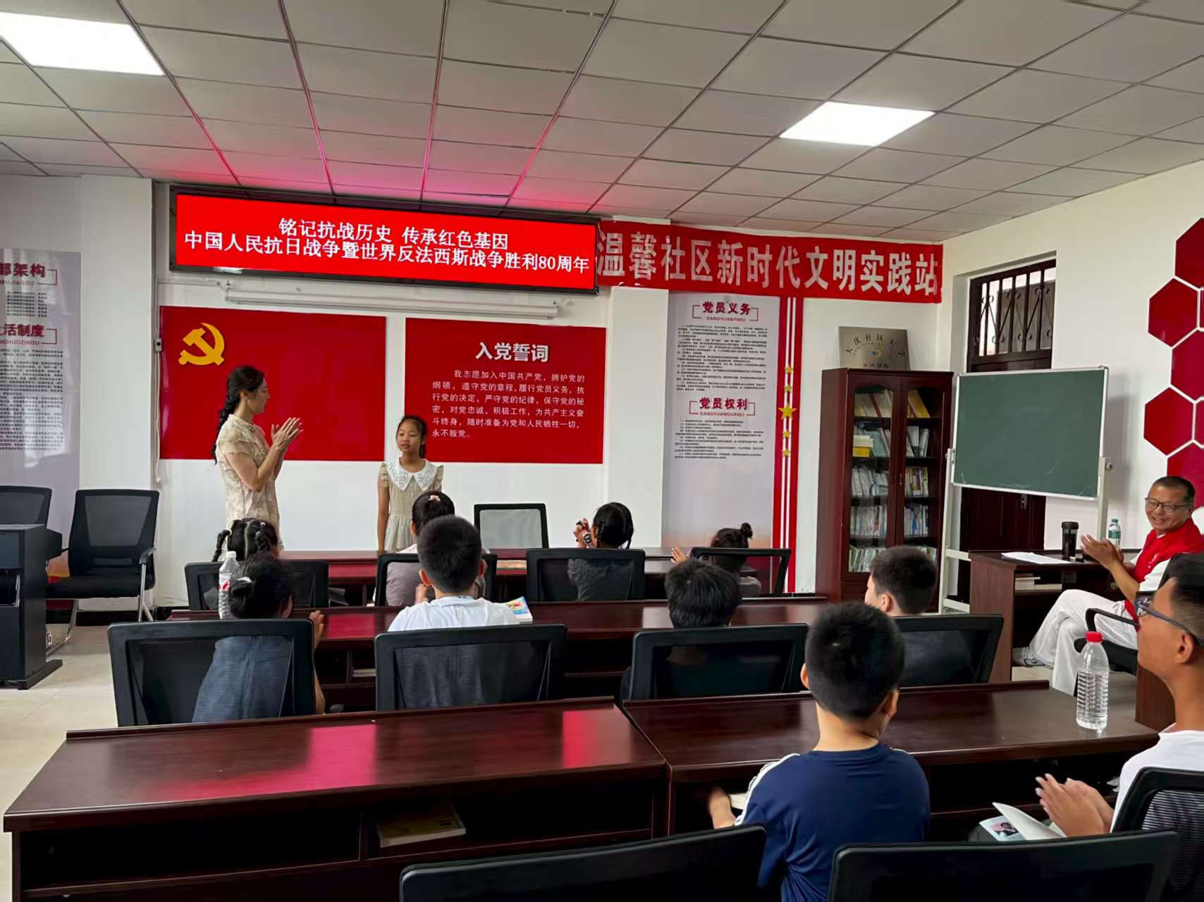1752653054511982.jpg 大庆市红岗区银河街道温馨社区关工小组开展“铭记抗战历史 传承红色基因”活动 (1).jpg