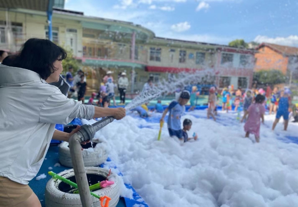 1752658246822997.jpg 7月15日,广西柳州市鱼峰区天湖社区关工小组联合幼儿园开展“缤纷泡泡季,有爱在邻里”亲子活动5.jpg