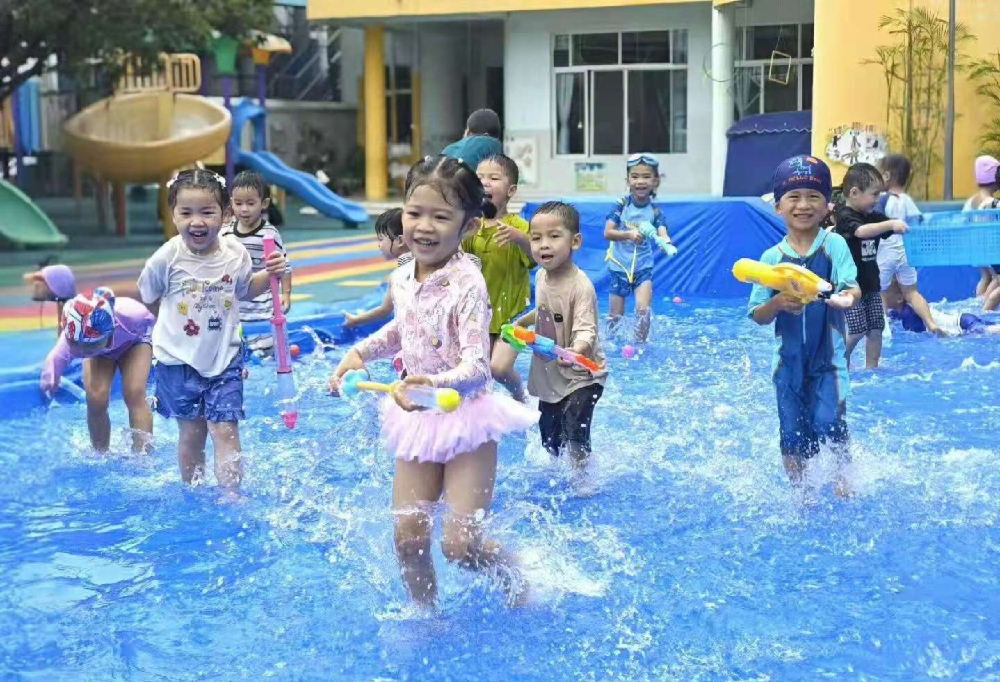 1752658261400895.jpg 7月15日,广西柳州市鱼峰区天湖社区关工小组联合幼儿园开展“缤纷泡泡季,有爱在邻里”亲子活动3.jpg