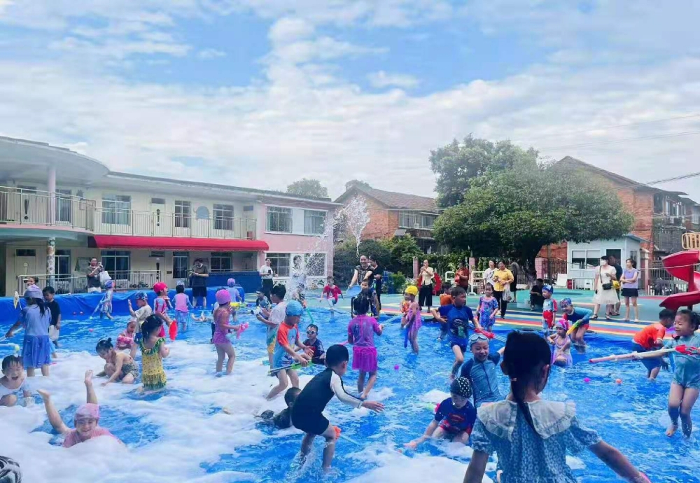 1752658272182502.jpg 7月15日,广西柳州市鱼峰区天湖社区关工小组联合幼儿园开展“缤纷泡泡季,有爱在邻里”亲子活动2.jpg