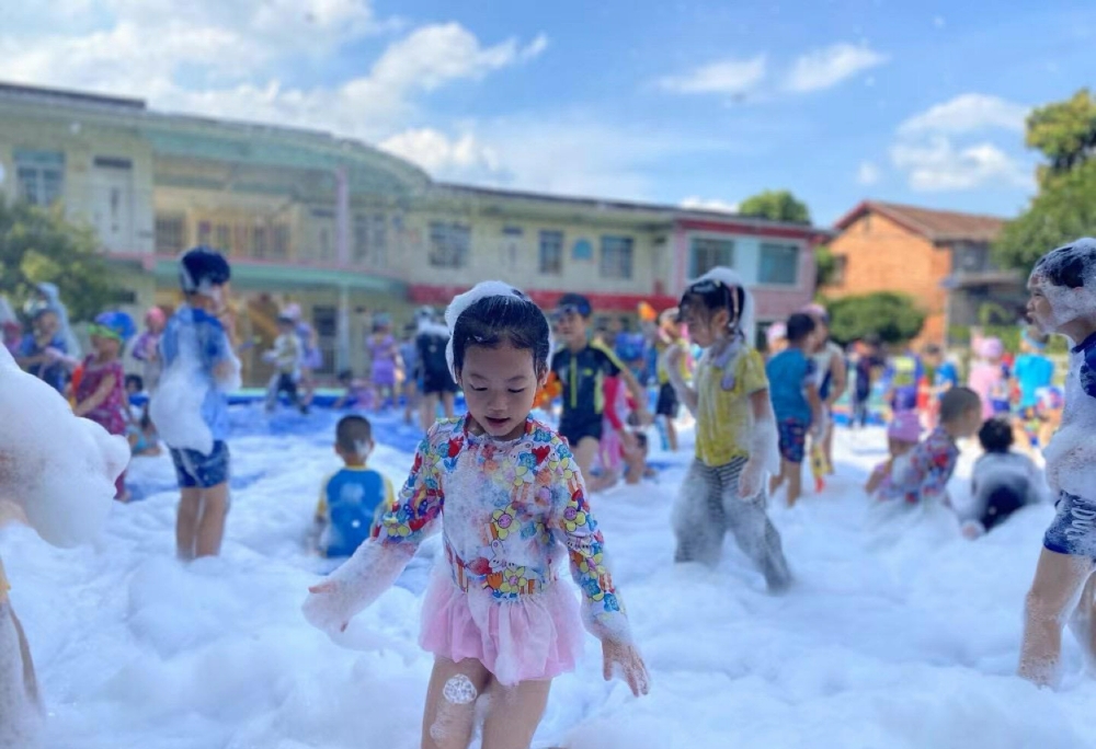 1752658288768503.jpg 7月15日,广西柳州市鱼峰区天湖社区关工小组联合幼儿园开展“缤纷泡泡季,有爱在邻里”亲子活动.jpg