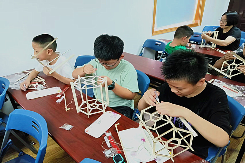 江苏省南京市鼓楼区宝塔桥街道金陵新四村社区关工委开展“花草灯笼”手工制作活动(1).jpg