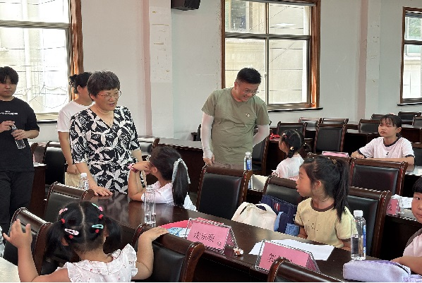 震泽镇关工委调研暑期假日学校.png