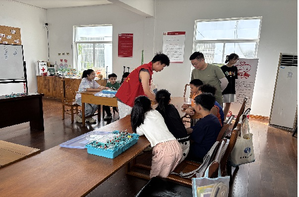 震泽镇关工委调研暑期假日学校2.png