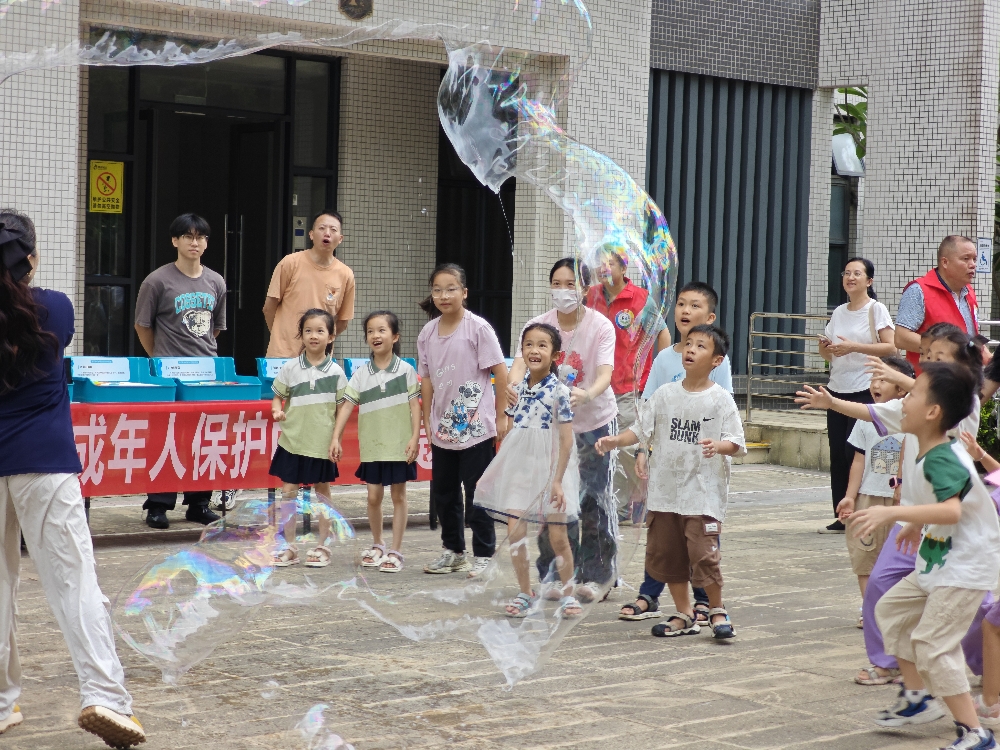 7月16日，广西壮族自治区柳州市鱼峰区天湖社区关工小组携手柳州市科技馆，组织40余名青少年及家长开展“魔幻泡泡秀，科学伴成长”主题活动1.jpg
