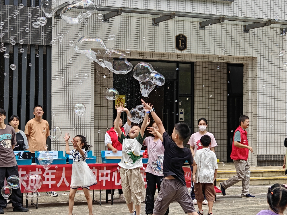 7月16日，广西壮族自治区柳州市鱼峰区天湖社区关工小组携手柳州市科技馆，组织40余名青少年及家长开展“魔幻泡泡秀，科学伴成长”主题活动2.jpg