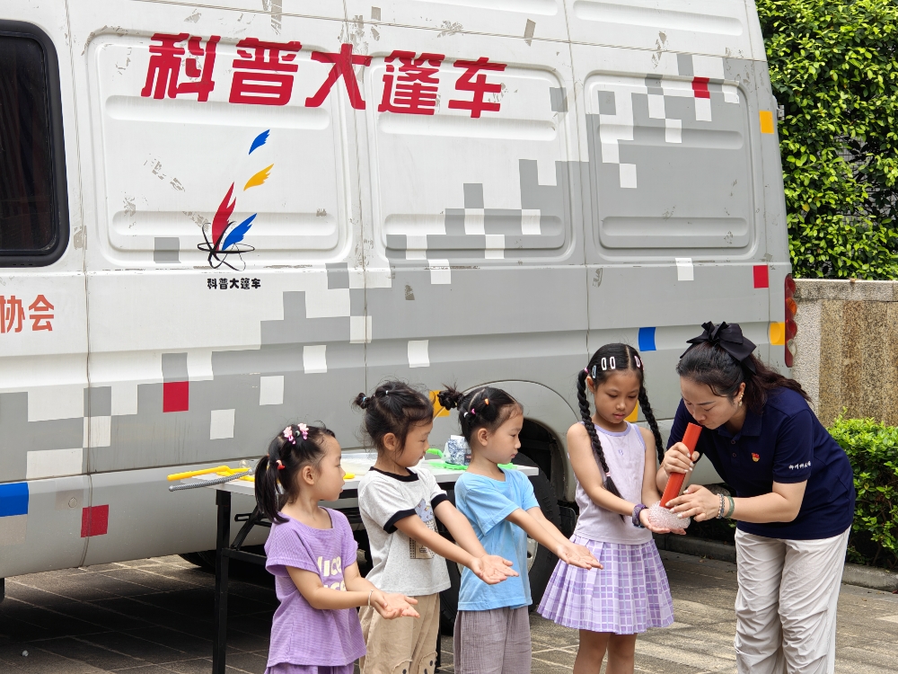 7月16日，广西壮族自治区柳州市鱼峰区天湖社区关工小组携手柳州市科技馆，组织40余名青少年及家长开展“魔幻泡泡秀，科学伴成长”主题活动4.jpg
