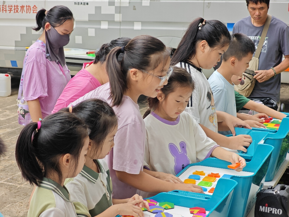 7月16日，广西壮族自治区柳州市鱼峰区天湖社区关工小组携手柳州市科技馆，组织40余名青少年及家长开展“魔幻泡泡秀，科学伴成长”主题活动5.jpg