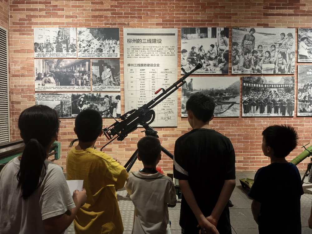 1752830064423980.jpg 广西柳州市鱼峰区天山社区关工小组开展“童心传承 匠心筑梦”“柳州工业我来讲”主题活动 (5).jpg