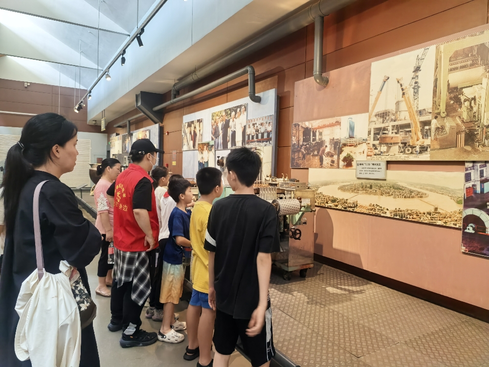 1752830174567682.jpg 广西柳州市鱼峰区天山社区关工小组开展“童心传承 匠心筑梦”“柳州工业我来讲”主题活动(3).jpg
