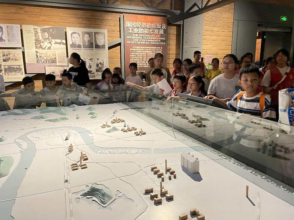 1752830199543116.jpg 广西柳州市鱼峰区天山社区关工小组开展“童心传承 匠心筑梦”“柳州工业我来讲”主题活动(6).jpg