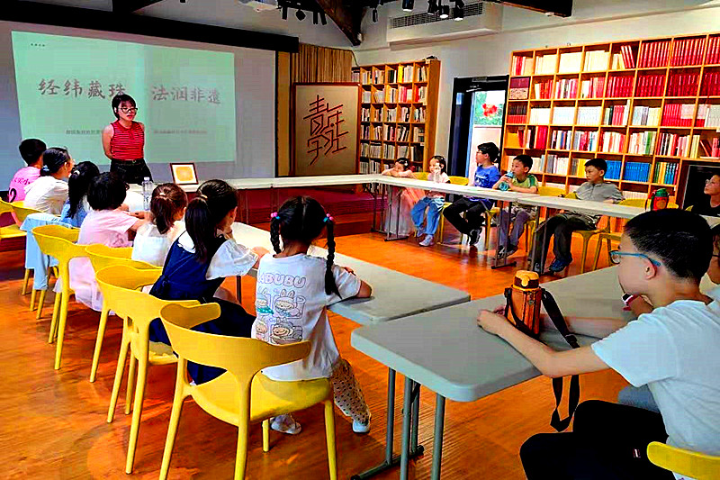 江苏省南京市玄武区梅园新村街道梅园新村社区关工委开展“经纬藏珠，法润非遗”手作画活动(1).jpg