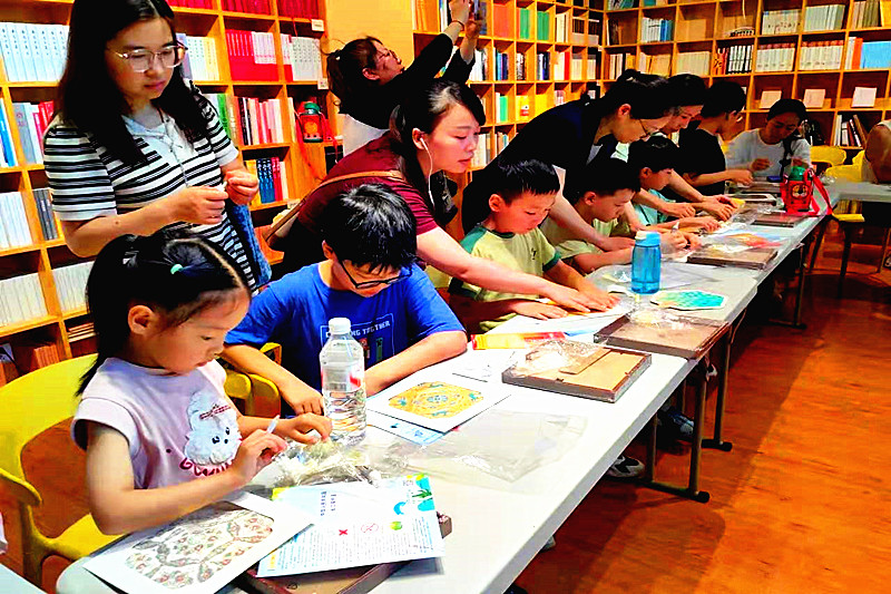 江苏省南京市玄武区梅园新村街道梅园新村社区关工委开展“经纬藏珠，法润非遗”手作画活动(4).jpg