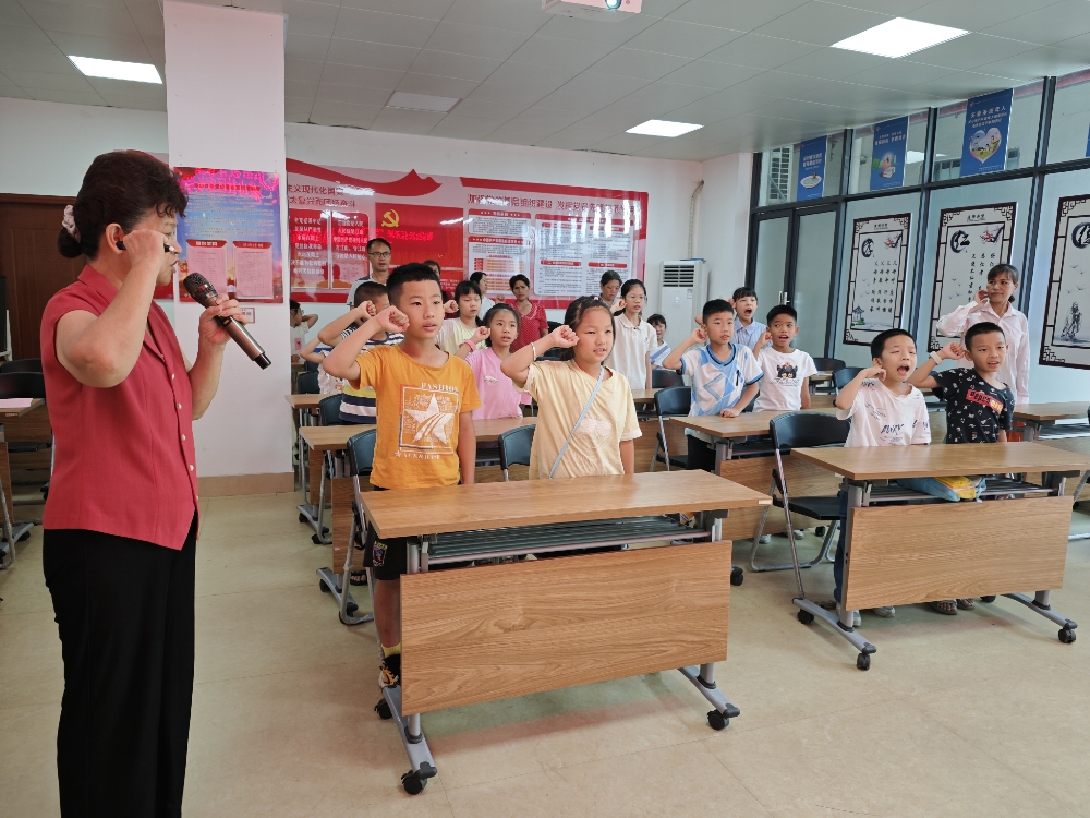 1753324370747049.jpg 青少年做学法守法宣誓.jpg