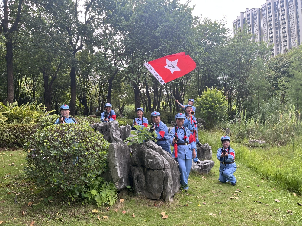 1753344956568863.jpg 7月24日,广西柳州市鱼峰区驾鹤街道天湖社区关工小组开展“‘五老’蓝衣忆峥嵘 红心赤忱传薪火”主题活动2.jpg