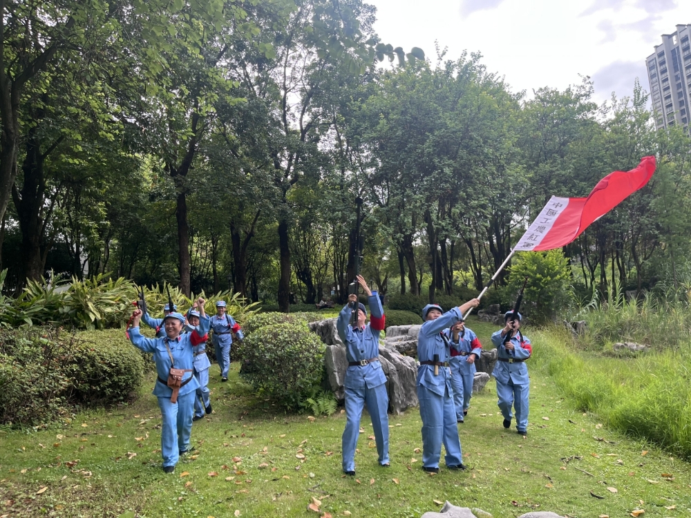 1753344984876456.jpg 7月24日,广西柳州市鱼峰区驾鹤街道天湖社区关工小组开展“‘五老’蓝衣忆峥嵘 红心赤忱传薪火”主题活动.jpg