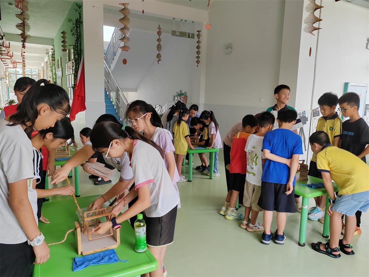 1753376739439279.jpg 鹿寨县黄冕镇青少年校外学习站开展桑蚕文化研学-3.jpg