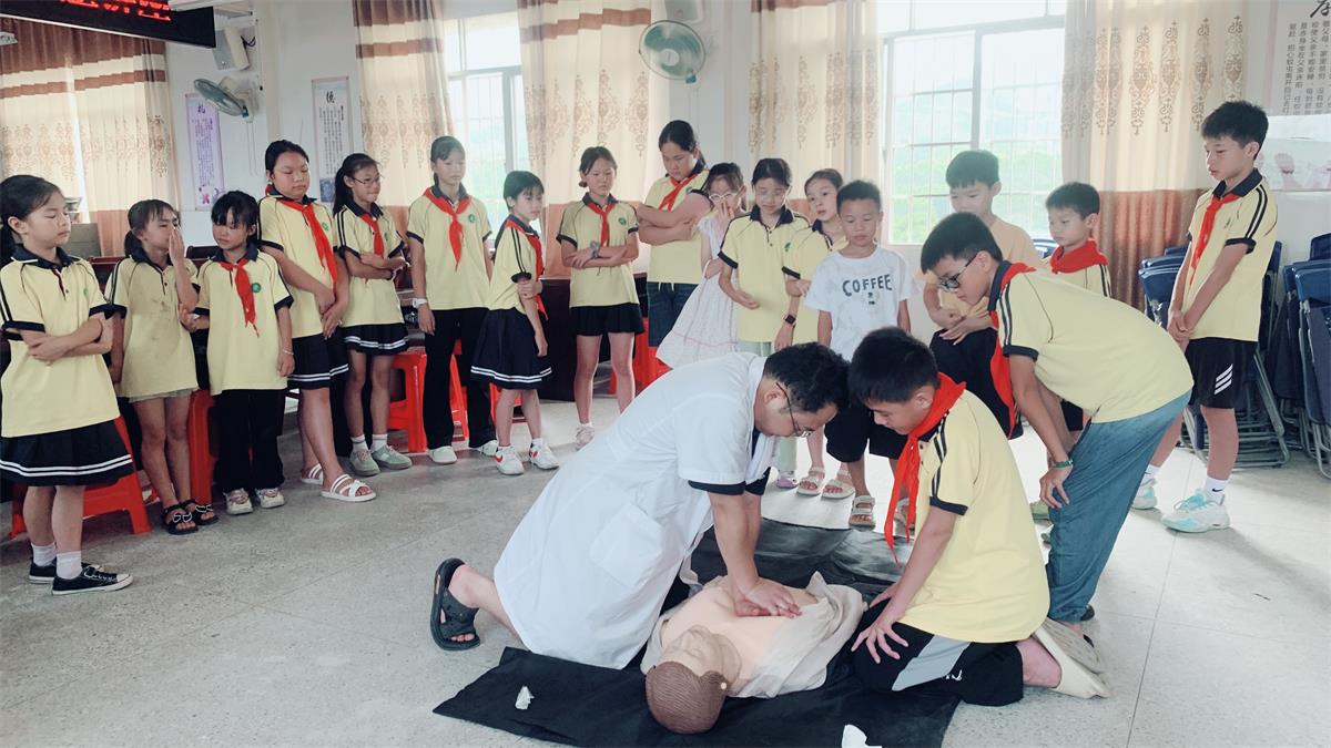 1753376749568031.jpg 鹿寨县黄冕镇青少年校外学习站开展急救模拟演练-1_副本.jpg