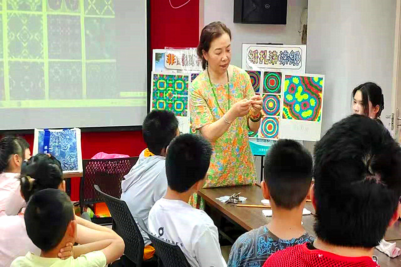 1753400426981364.jpg 江苏省南京市玄武区大行宫社区关工委开展“指尖生花,染纸聚邻”纸扎染艺术体验活动(1).jpg