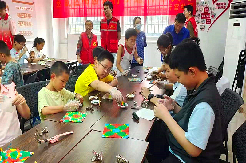 1753400435621517.jpg 江苏省南京市玄武区大行宫社区关工委开展“指尖生花,染纸聚邻”纸扎染艺术体验活动(2).jpg