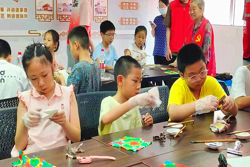 1753400445447393.jpg 江苏省南京市玄武区大行宫社区关工委开展“指尖生花,染纸聚邻”纸扎染艺术体验活动(3).jpg