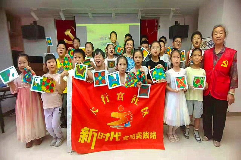 1753400453693585.jpg 江苏省南京市玄武区大行宫社区关工委开展“指尖生花,染纸聚邻”纸扎染艺术体验活动(5).jpg
