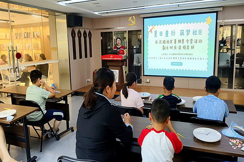 1753400742887653.jpg 江苏省南京市玄武区新街口街道长江路社区关工委开展“黏土时光 定格美好”手工活动(1).jpg