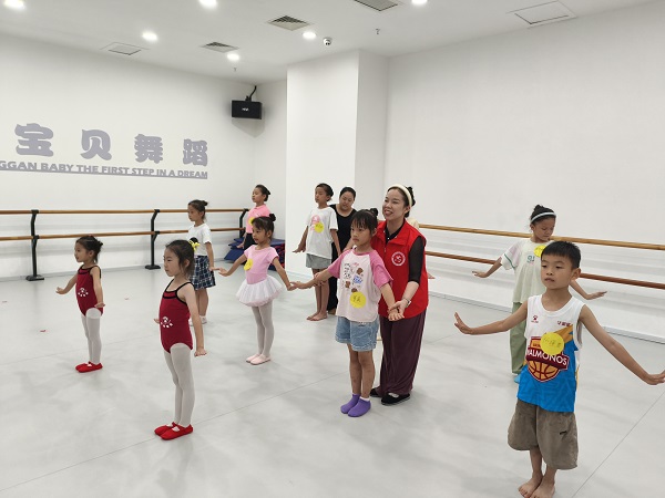 1753407690819858.jpg 7月1日至7月18日,柳南区银山街道万达社区关工小组联合辖区专业舞蹈培训机构,推出为期两周的少儿中国舞公益课。通过6课时的基础训练,让孩子们在舞蹈中锻炼身体,培养艺术兴趣2(韩婧玥).jpg