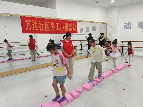 1753407768931885.jpg 7月1日至7月18日,柳南区银山街道万达社区关工小组联合辖区专业舞蹈培训机构,推出为期两周的少儿中国舞公益课。通过6课时的基础训练,让孩子们在舞蹈中锻炼身体,培养艺术兴趣1(韩婧玥).jpg
