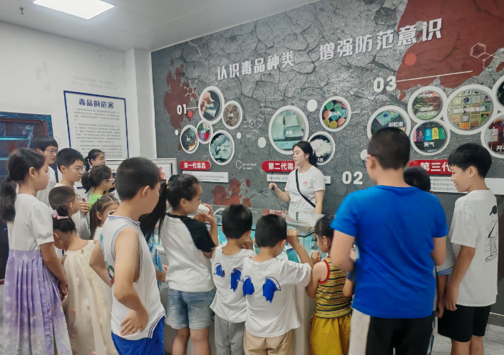 1753429371300585.png 志愿者们带领青少年儿童认识毒品.png